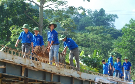 Sinh viên tình nguyện Đại học Xây dựng lao động tại xã Lập Chiêng, Kim Bôi, Hòa Bình